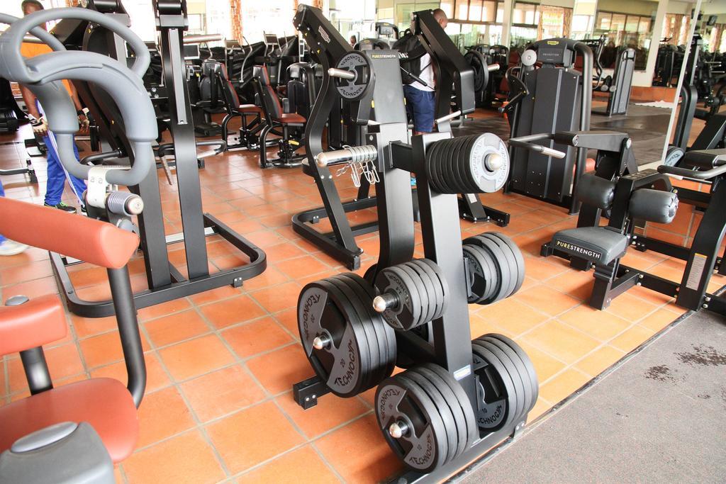 Speke Apartments Wampewo Kampala Bagian luar foto